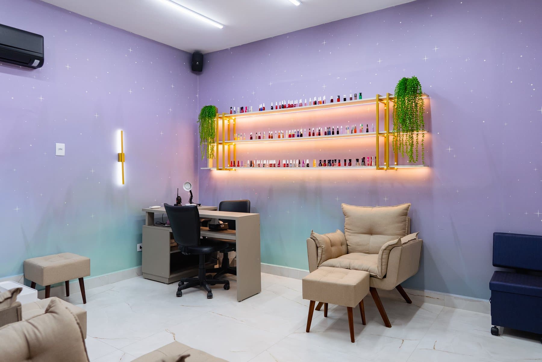 Atendimento de manicure na casa